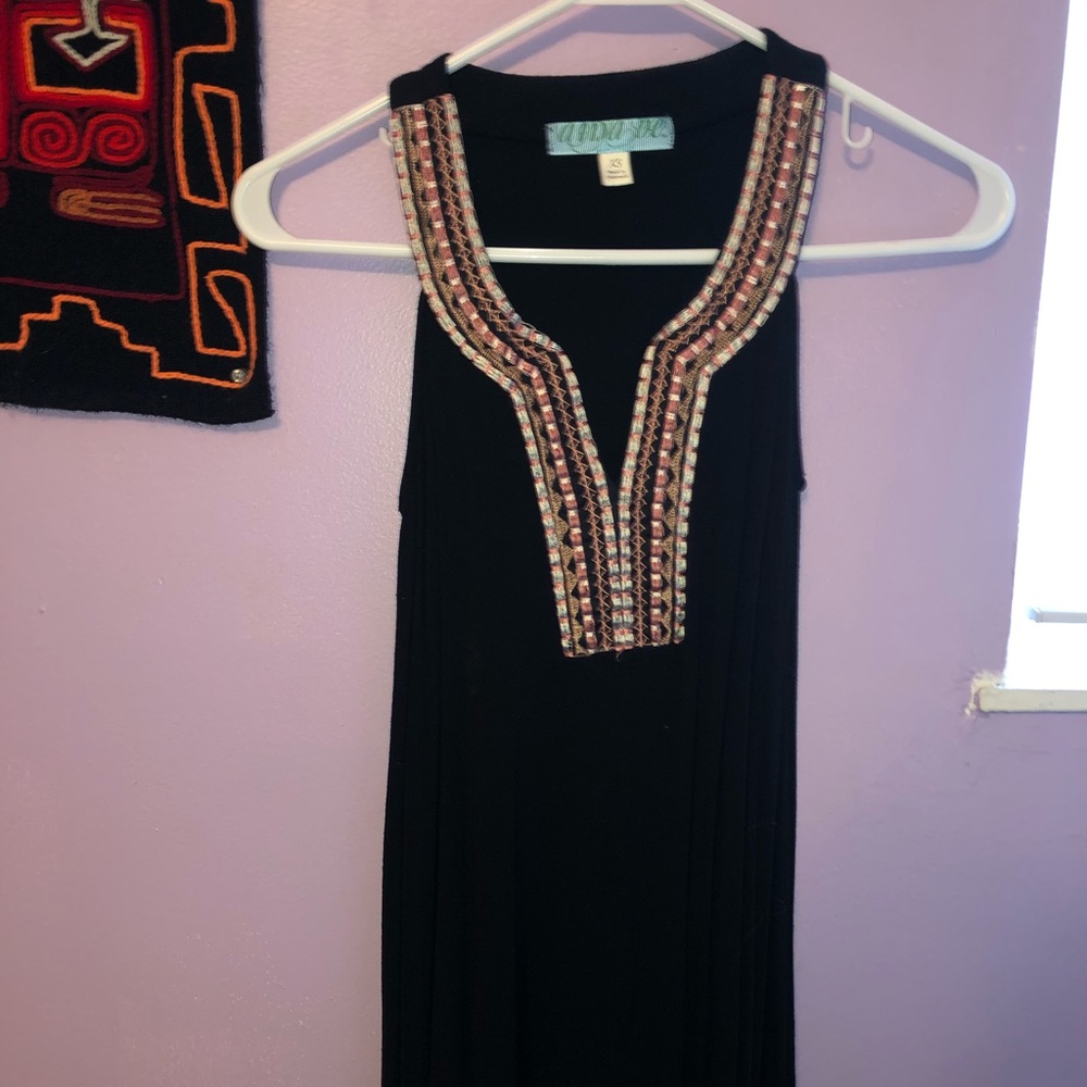 sleeveless black dress